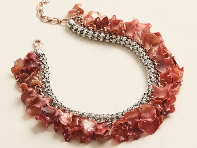 Collar de Mimco x Alice Potts a partir de pétalos de rosas