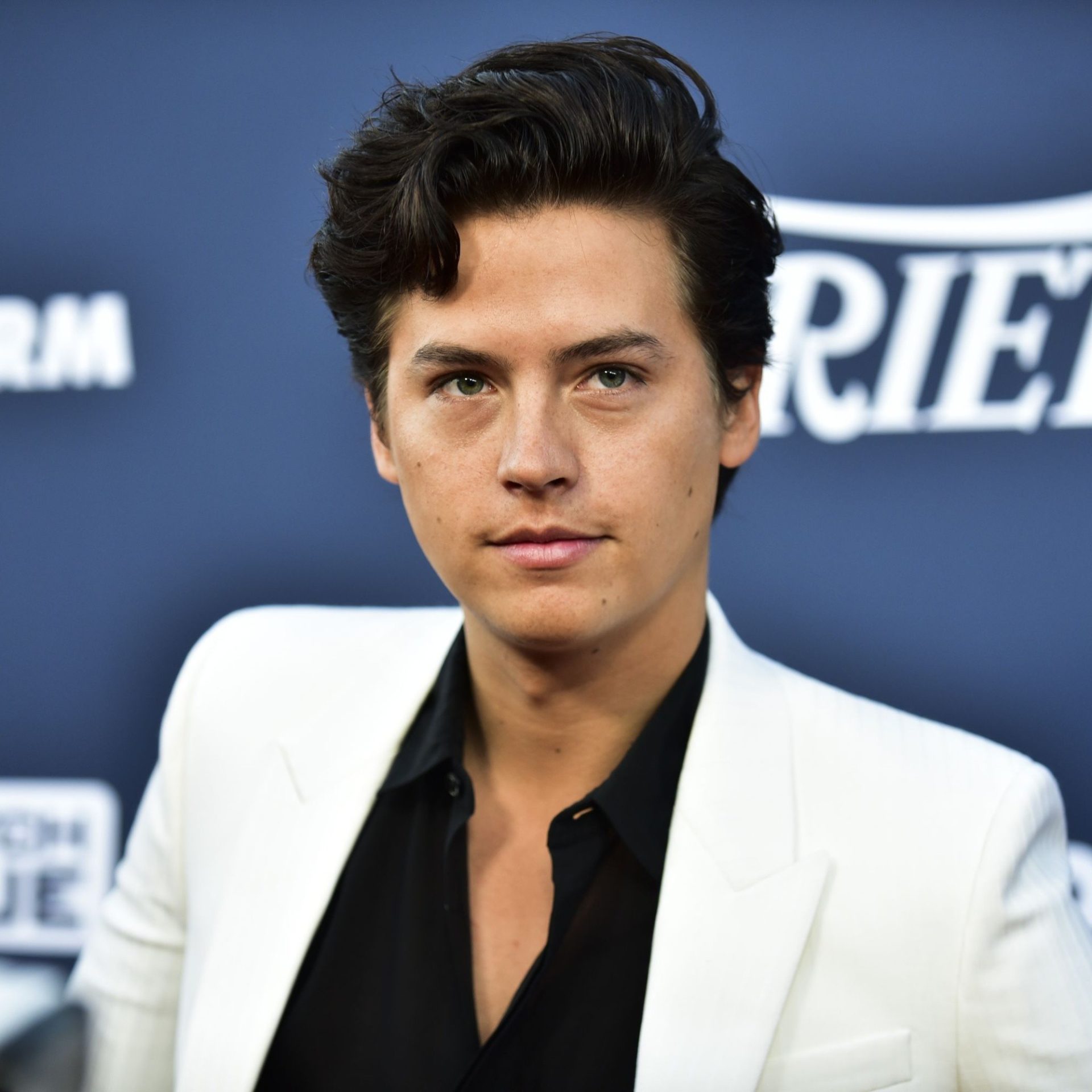 LAS ROSAS  - COLE SPROUSE PRESENTA OFICIALMENTE A SU  NUEVA NOVIA